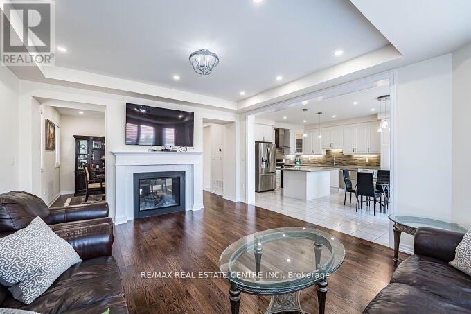 323 Harold Dent Trail, Oakville, Ontario  L6M 1R3 - Photo 13 - W12461560