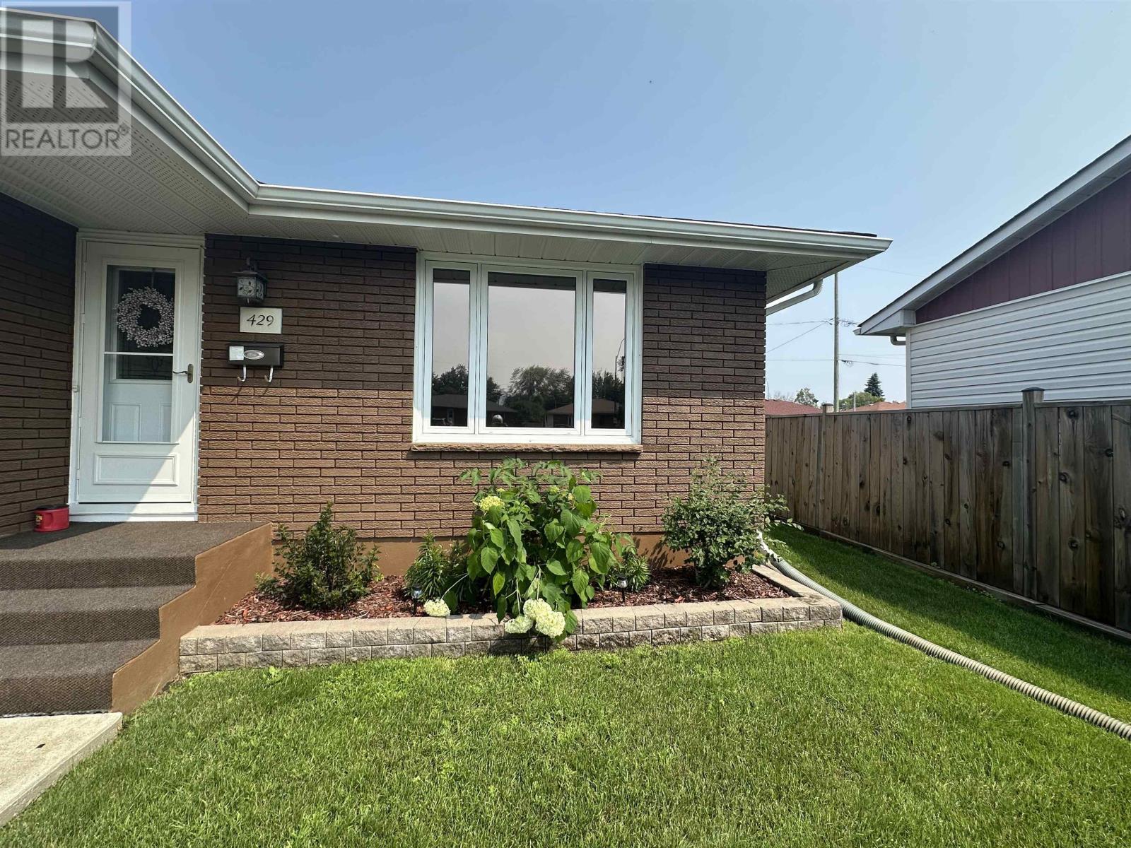 429 Cartier Ct, Thunder Bay, Ontario  P7E 6A9 - Photo 2 - TB253210