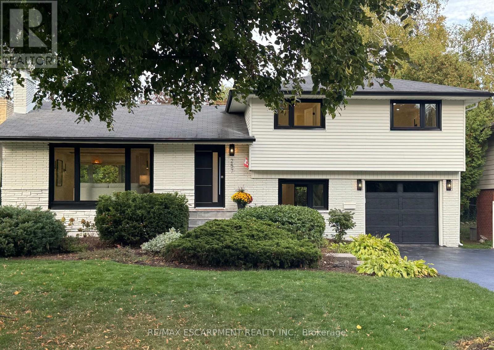 257 Strathcona Drive, Burlington, Ontario  L7L 2C9 - Photo 1 - W12461448
