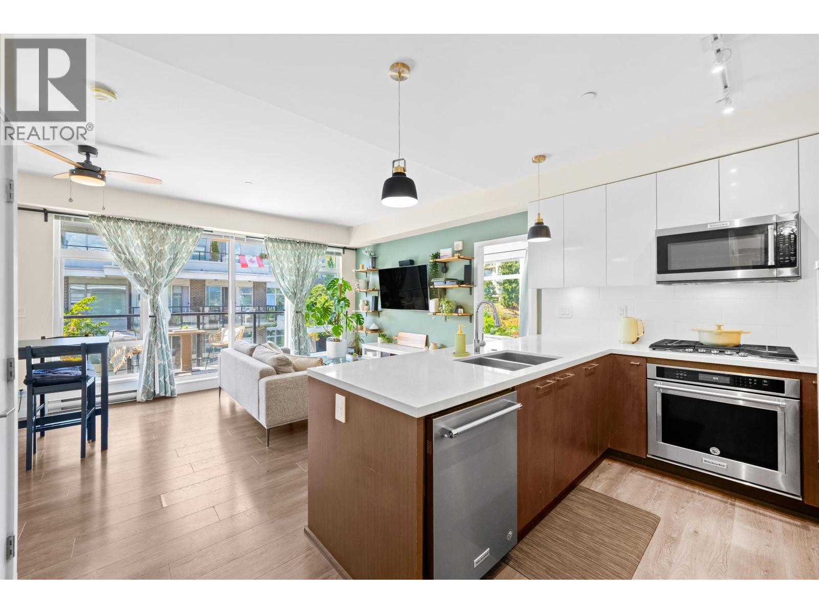 305 28 E Royal Avenue, New Westminster, British Columbia  V3L 0B7 - Photo 3 - R3058186