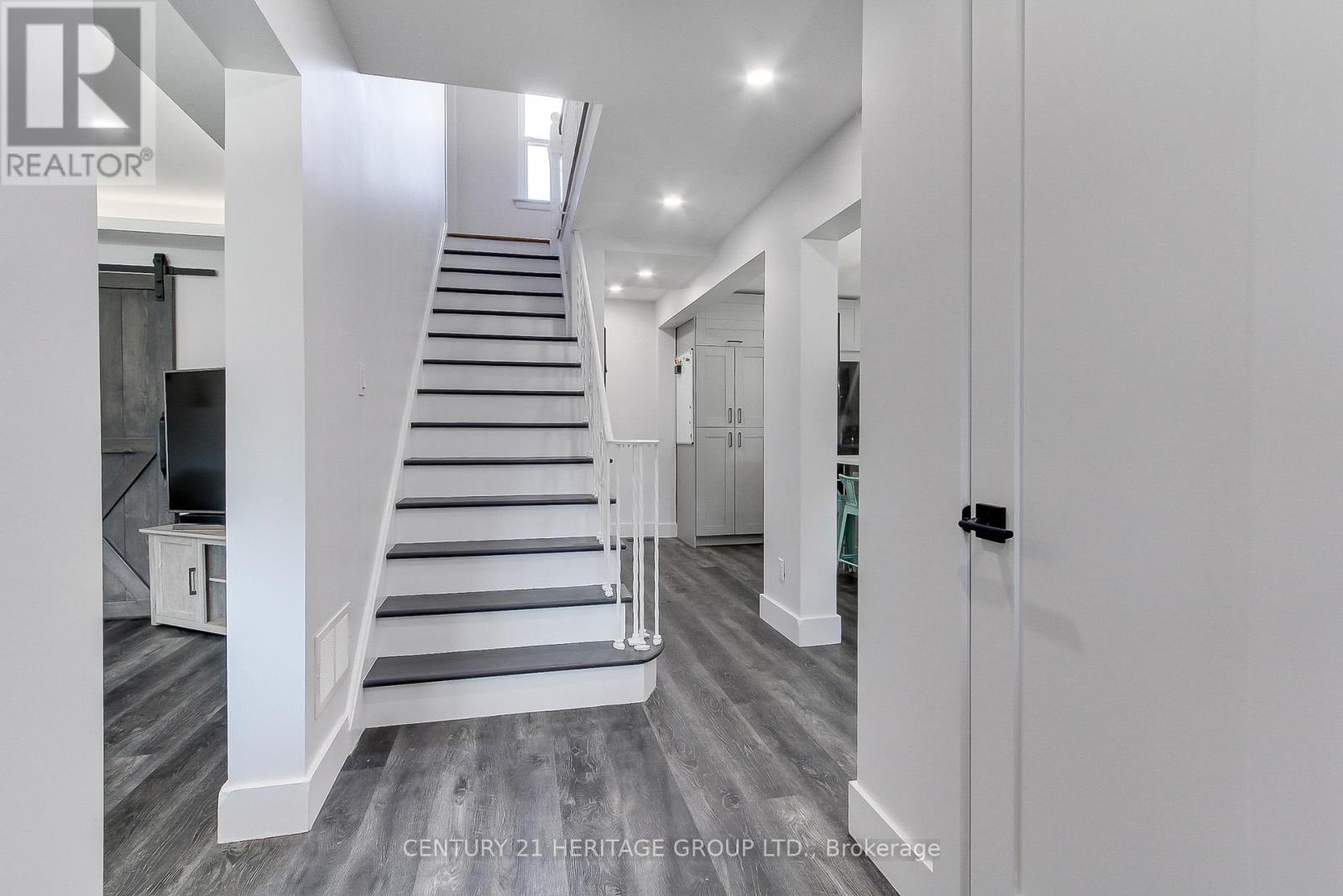 396 East 16th Street, Hamilton, Ontario  L9A 4K5 - Photo 4 - X12461477