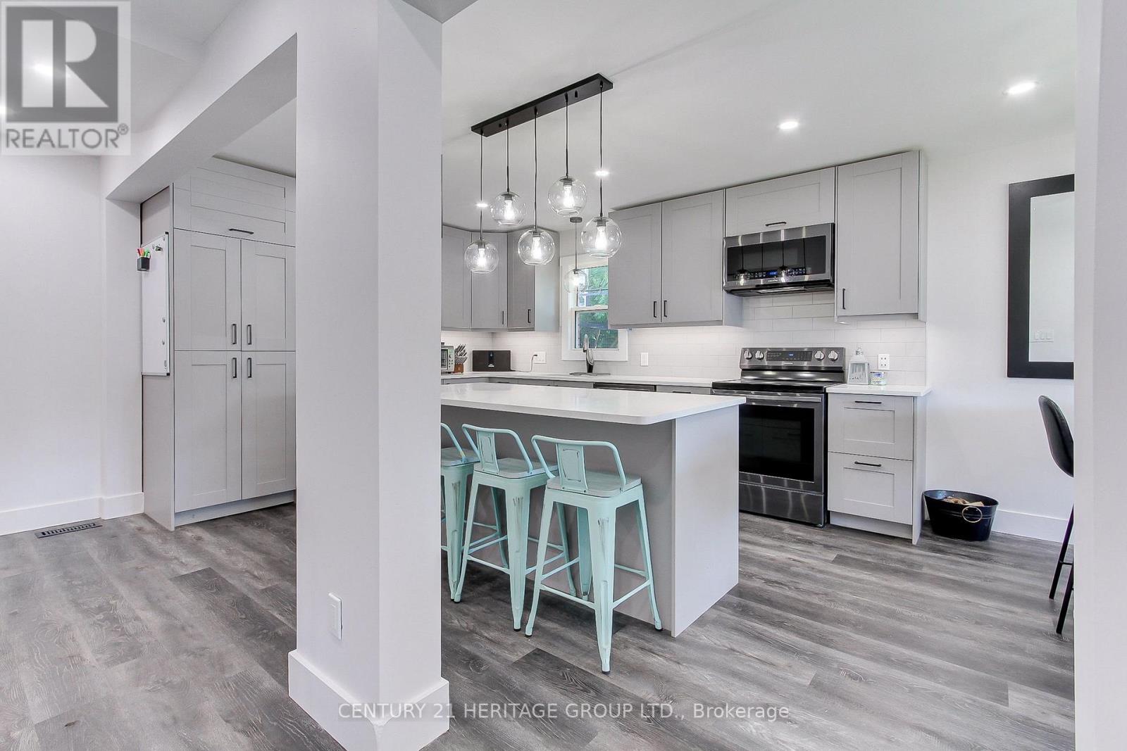 396 East 16th Street, Hamilton, Ontario  L9A 4K5 - Photo 6 - X12461477