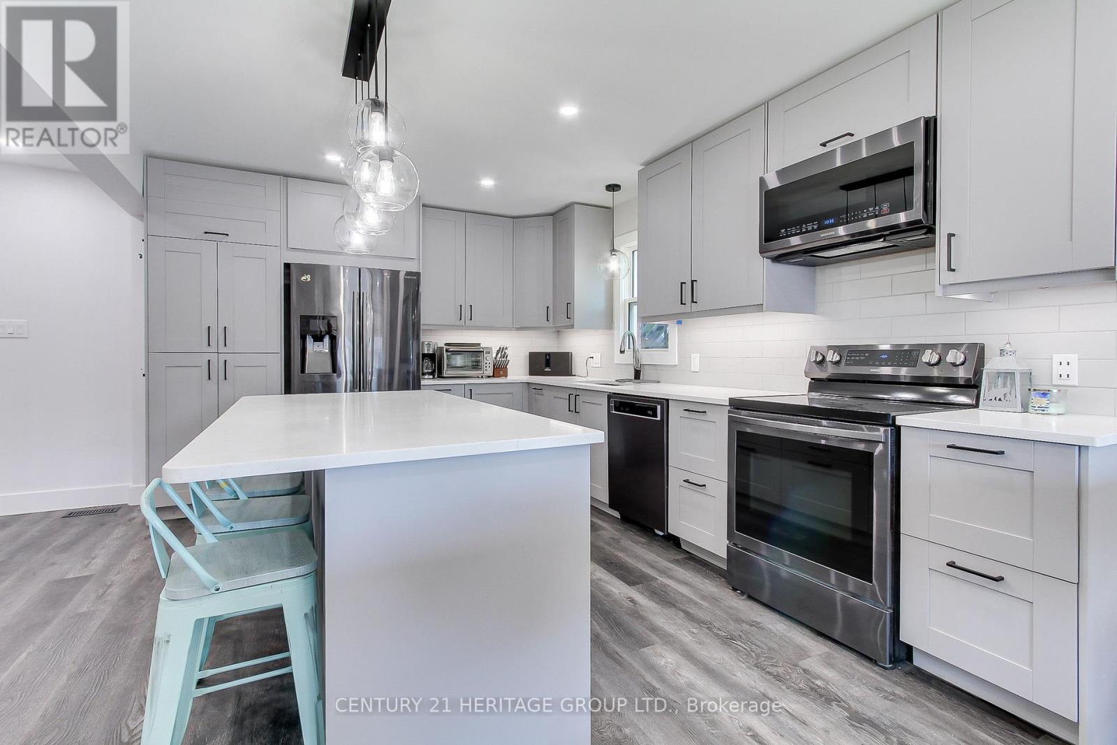 396 East 16th Street, Hamilton, Ontario  L9A 4K5 - Photo 7 - X12461477