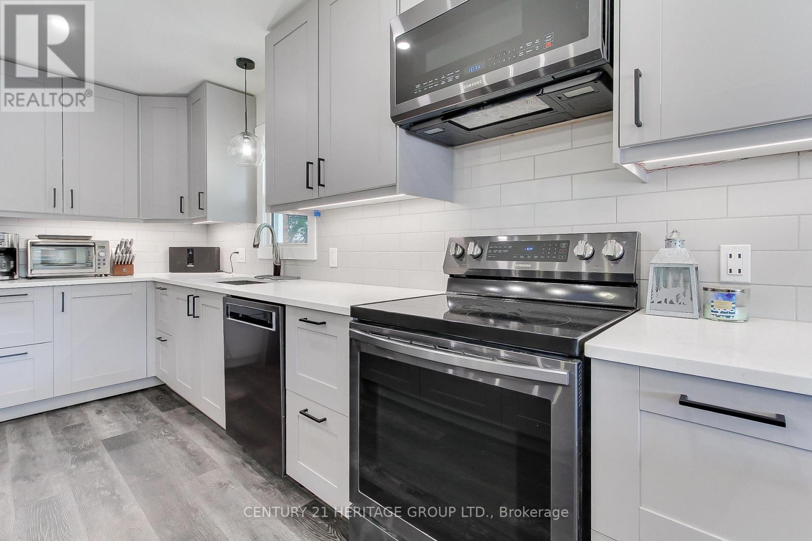 396 East 16th Street, Hamilton, Ontario  L9A 4K5 - Photo 9 - X12461477