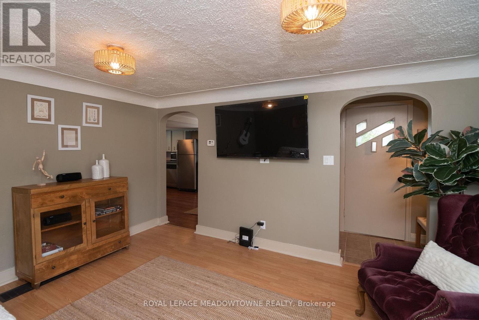 5853 Mcleod Road, Niagara Falls, Ontario  L2G 3E5 - Photo 9 - X12461479