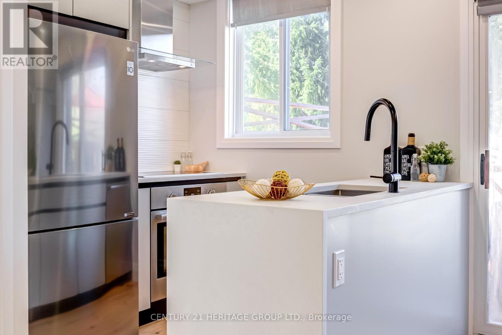 576 Broadway Avenue, Toronto, Ontario  M4G 2S3 - Photo 12 - C12461572