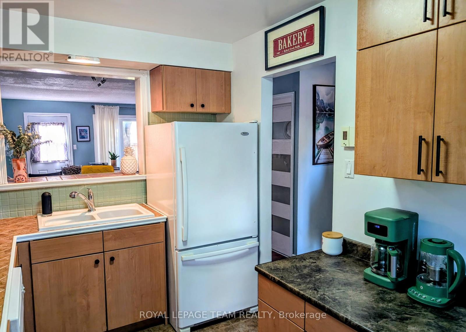 15 - 1302 Alness Court, Ottawa, Ontario  K1B 5H2 - Photo 5 - X12461672