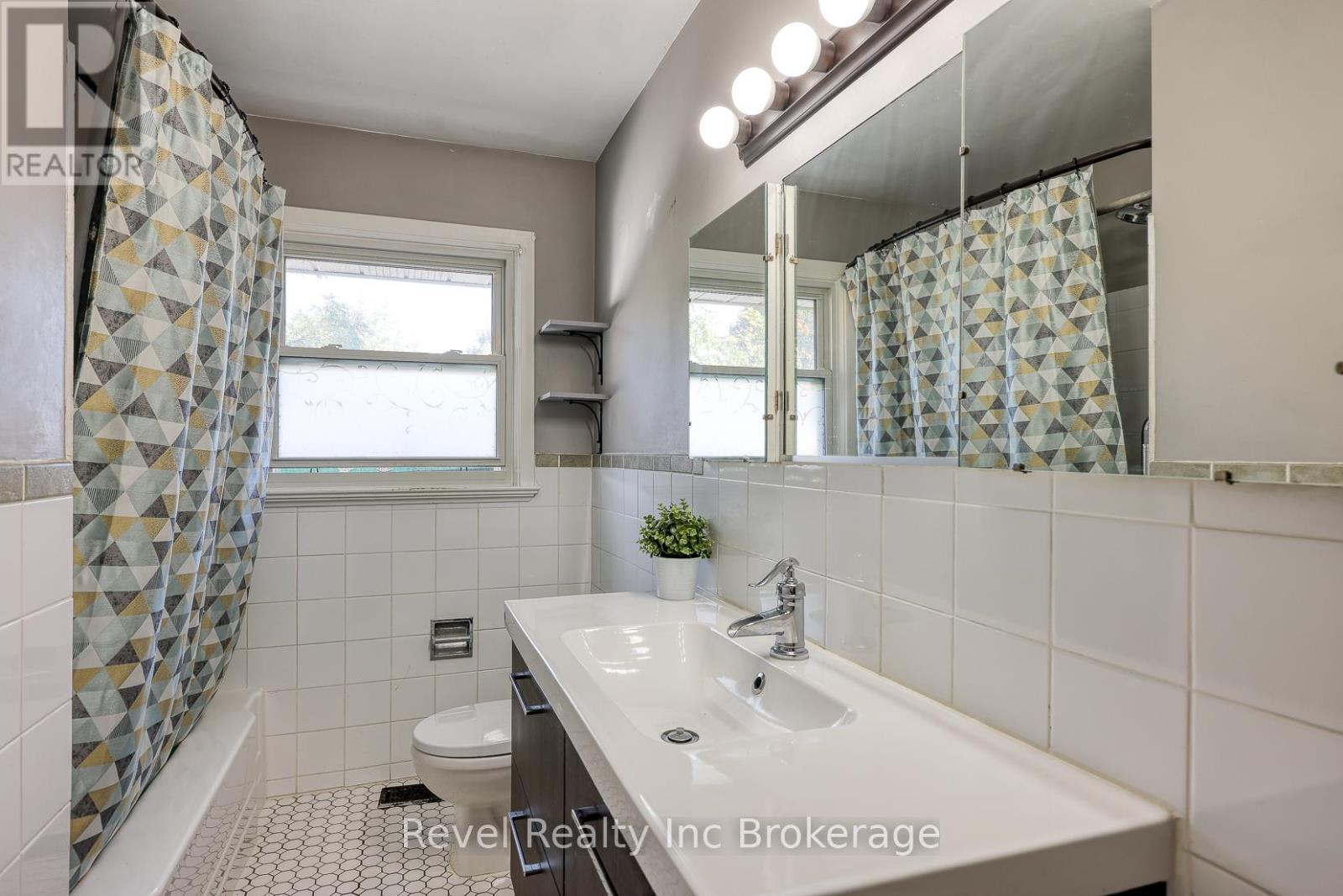 82 Bee Street, Woodstock, Ontario  N4S 3Z3 - Photo 14 - X12461620