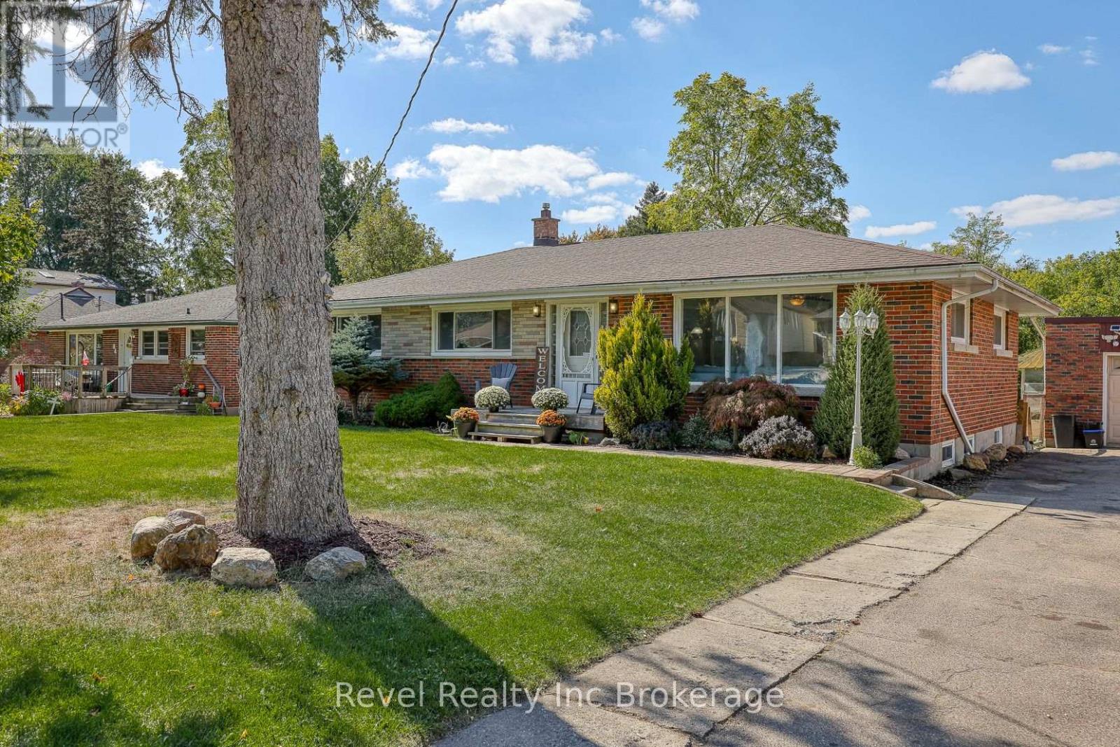 82 Bee Street, Woodstock, Ontario  N4S 3Z3 - Photo 2 - X12461620