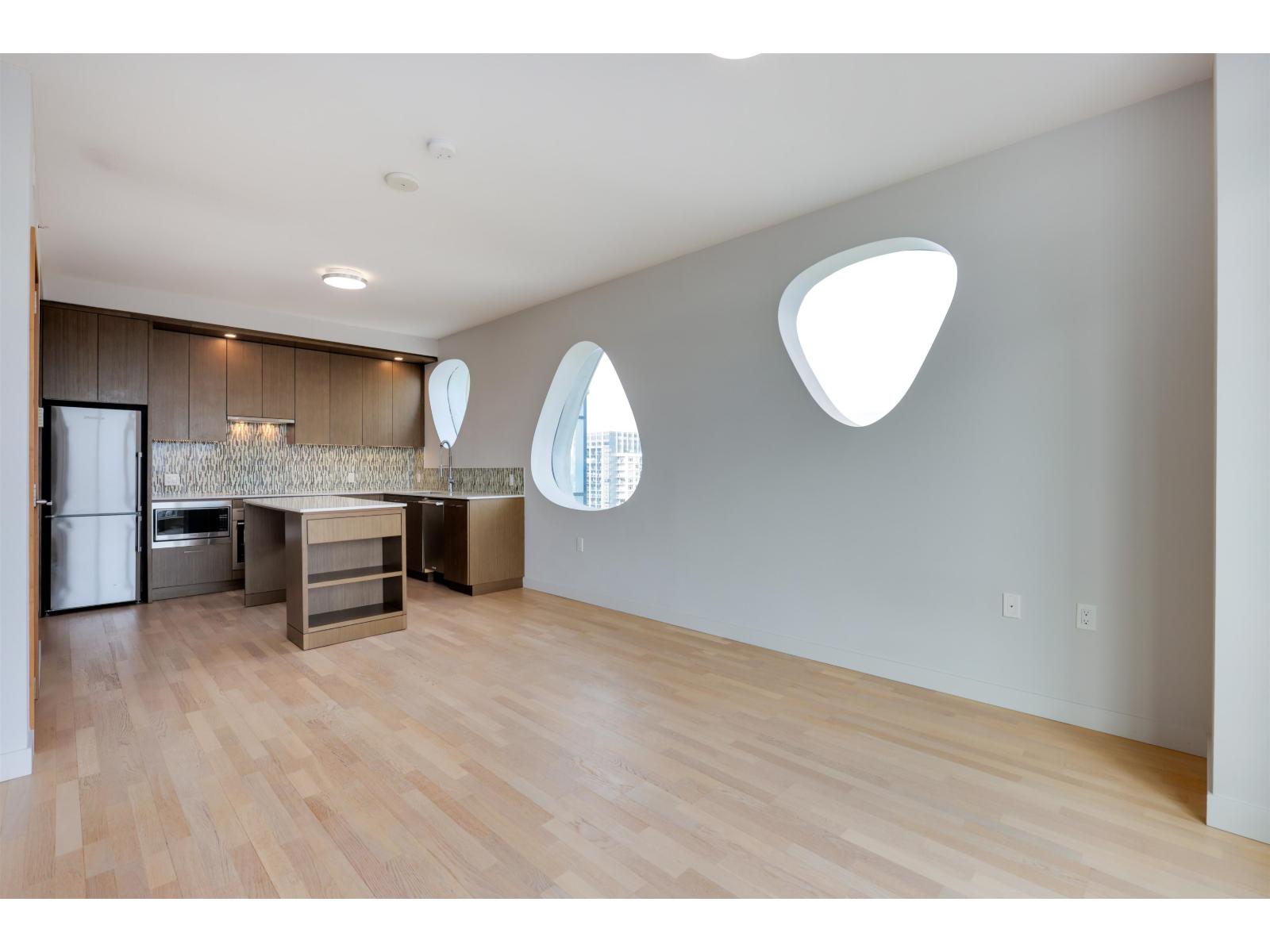 3301 13495 Central Avenue, Surrey, British Columbia  V3T 0K2 - Photo 2 - R3058274