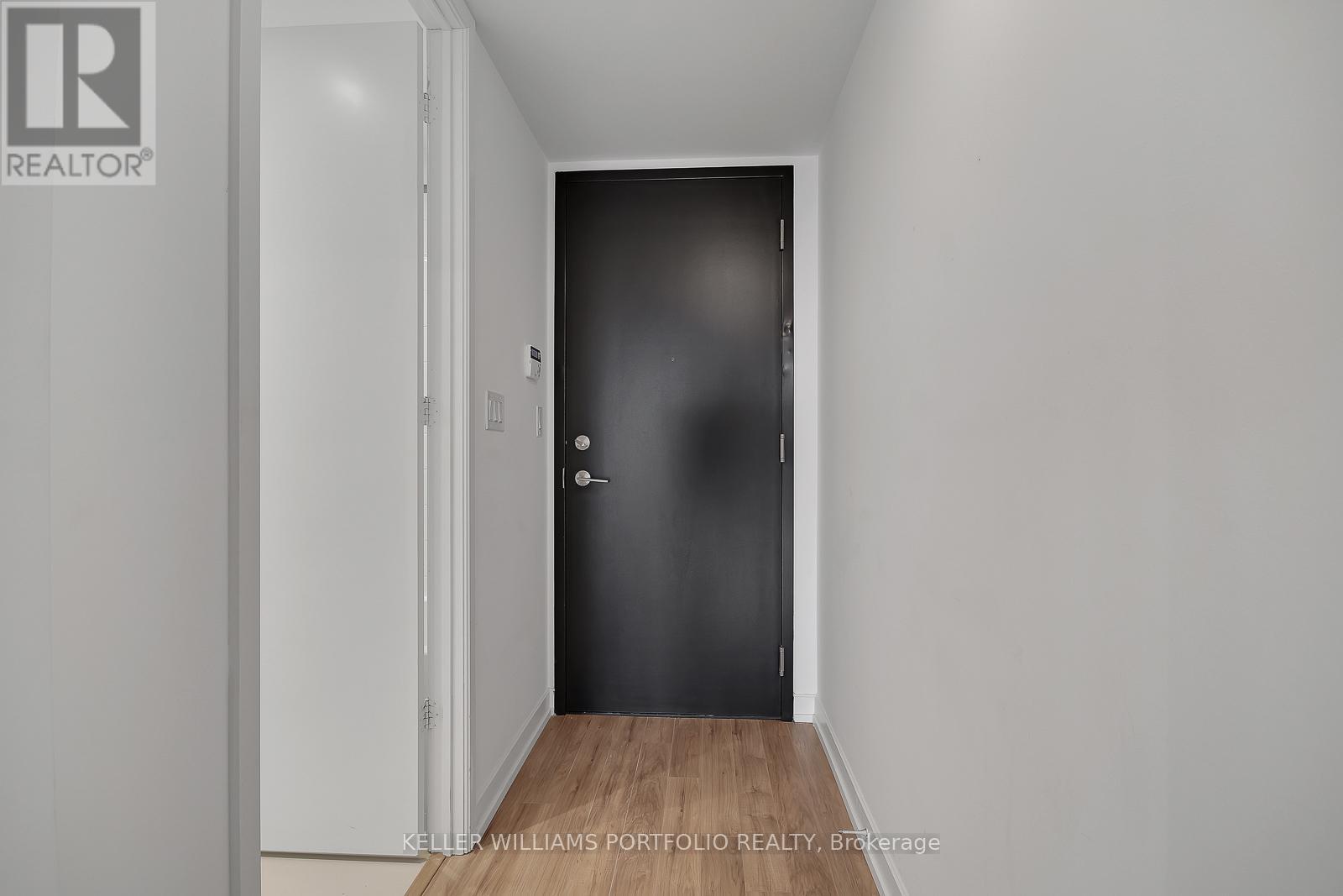 523 - 377 Madison Avenue, Toronto, Ontario  M4V 2W7 - Photo 3 - C12461631