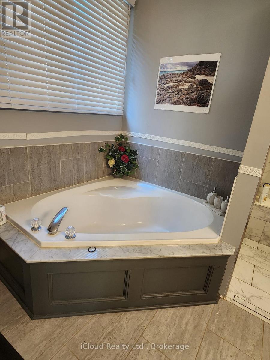 Main And Upper Level - 271 Ryerson Crescent, Oshawa, Ontario  L1G 8B7 - Photo 10 - E12445499