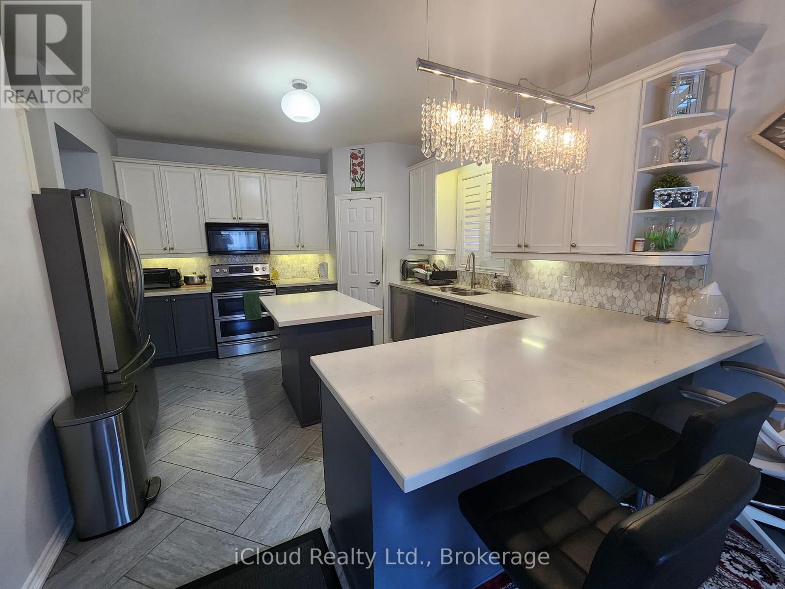 Main And Upper Level - 271 Ryerson Crescent, Oshawa, Ontario  L1G 8B7 - Photo 3 - E12445499