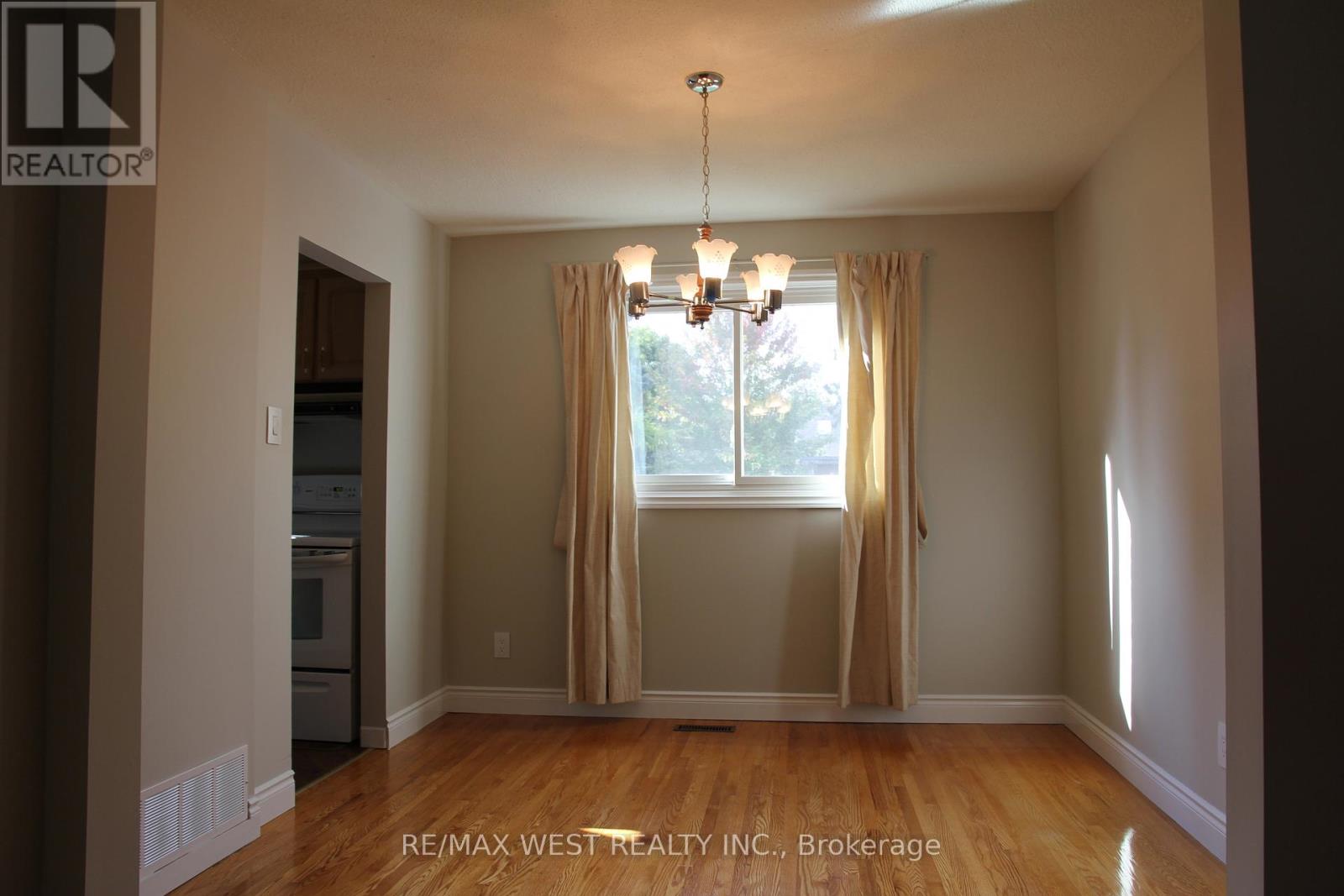 3121 Victoria Street, Oakville, Ontario  L6L 1K3 - Photo 9 - W12458914