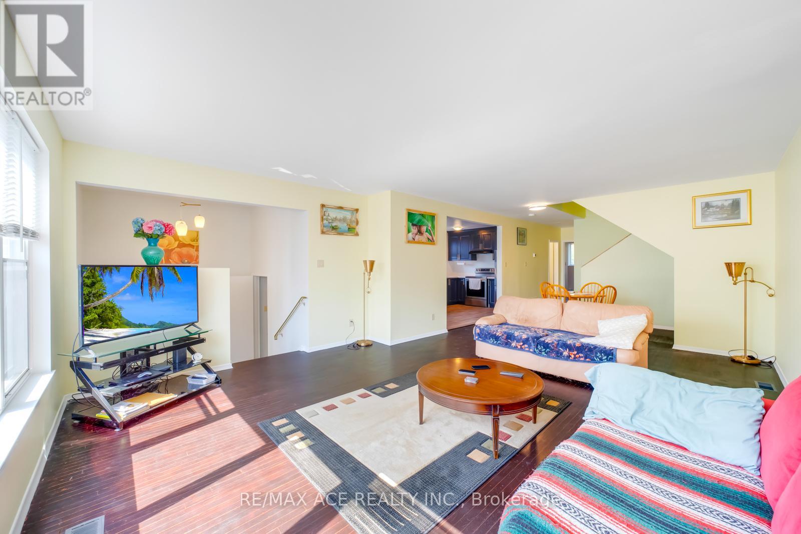 96 Invergordon Avenue, Toronto, Ontario  M1S 2Z2 - Photo 8 - E12461606