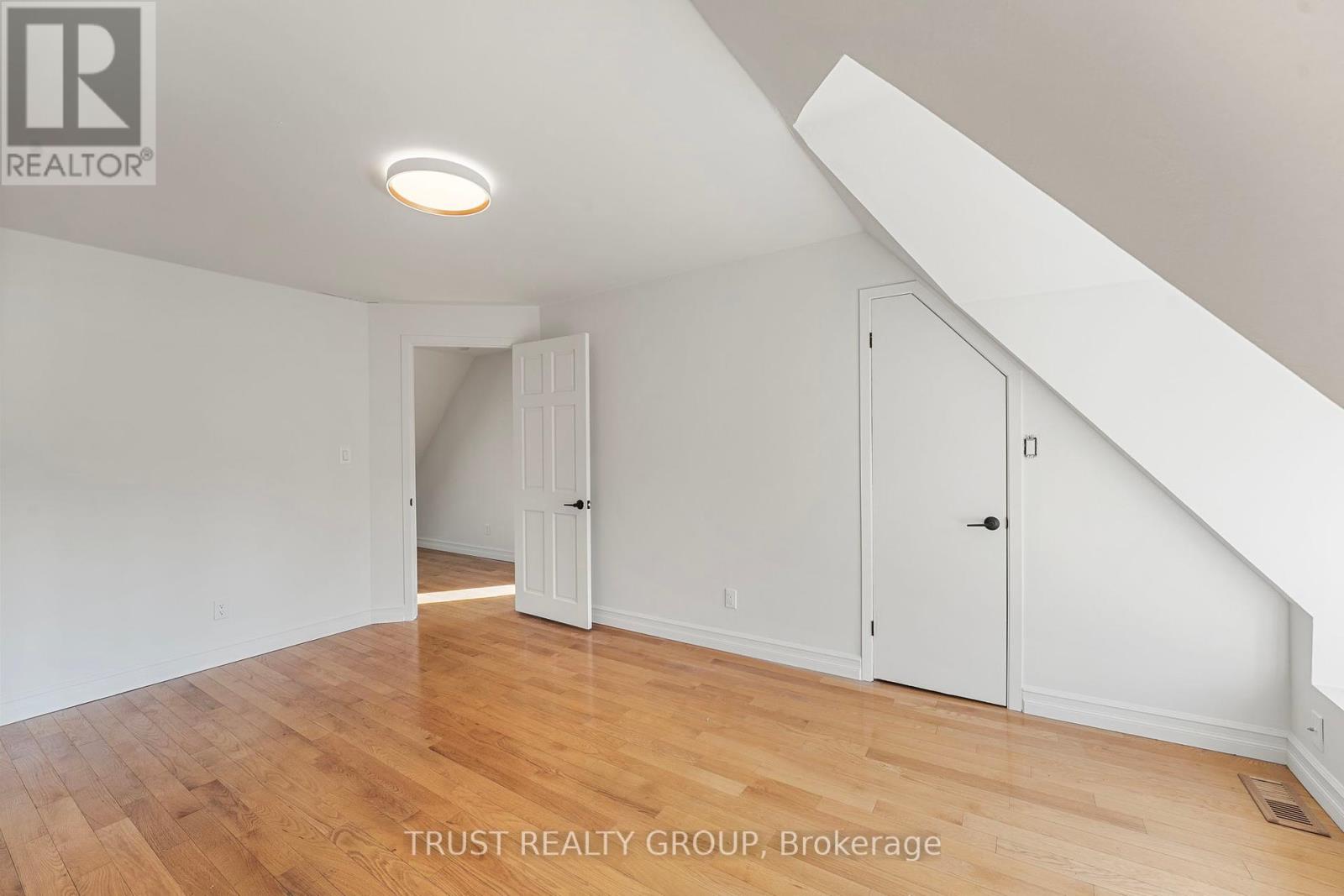 Upper - 73 Indian Road, Toronto, Ontario  M6R 2V5 - Photo 10 - W12461658