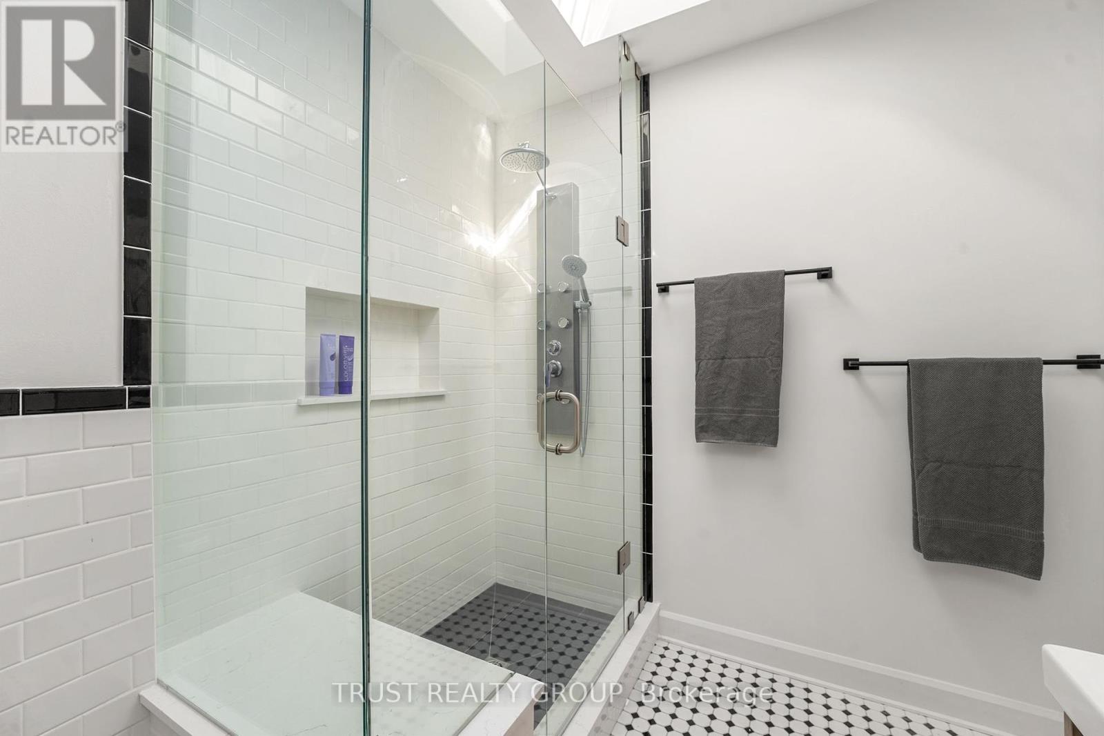 Upper - 73 Indian Road, Toronto, Ontario  M6R 2V5 - Photo 11 - W12461658