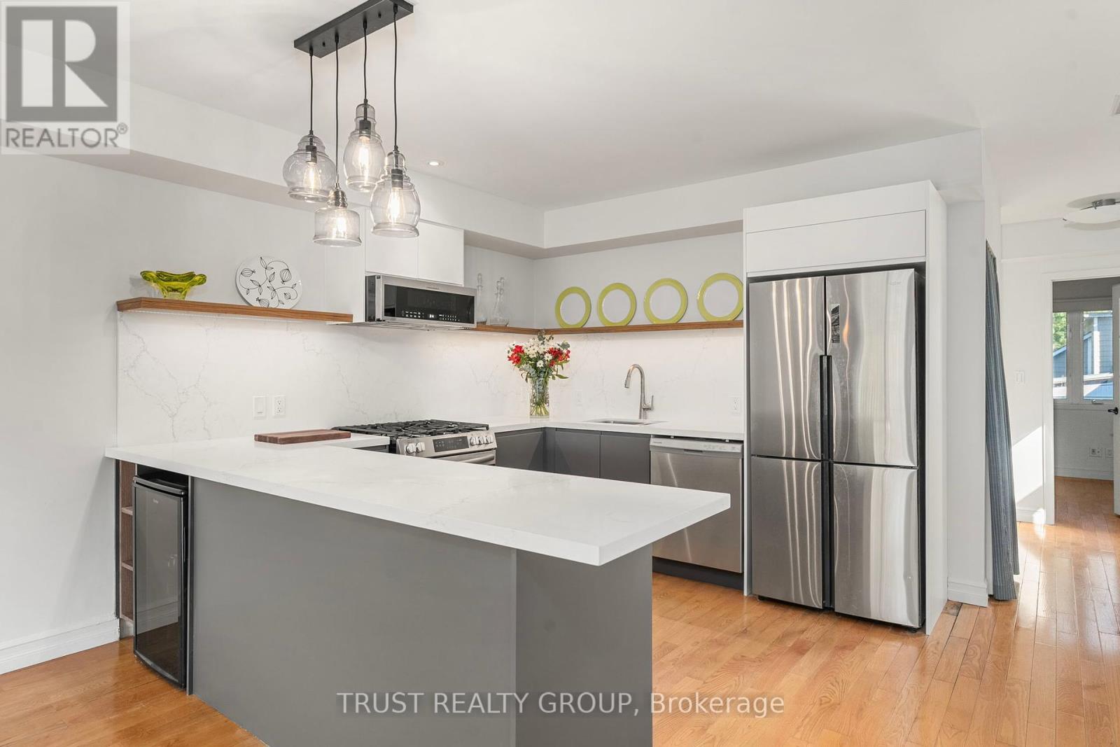 Upper - 73 Indian Road, Toronto, Ontario  M6R 2V5 - Photo 3 - W12461658
