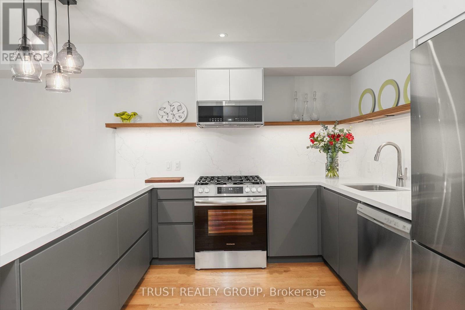 Upper - 73 Indian Road, Toronto, Ontario  M6R 2V5 - Photo 4 - W12461658