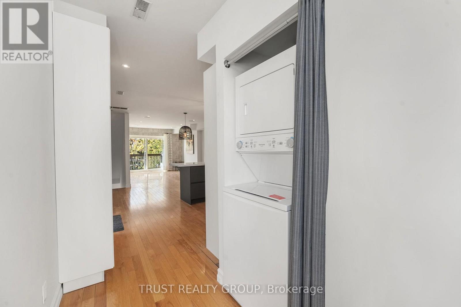 Upper - 73 Indian Road, Toronto, Ontario  M6R 2V5 - Photo 6 - W12461658