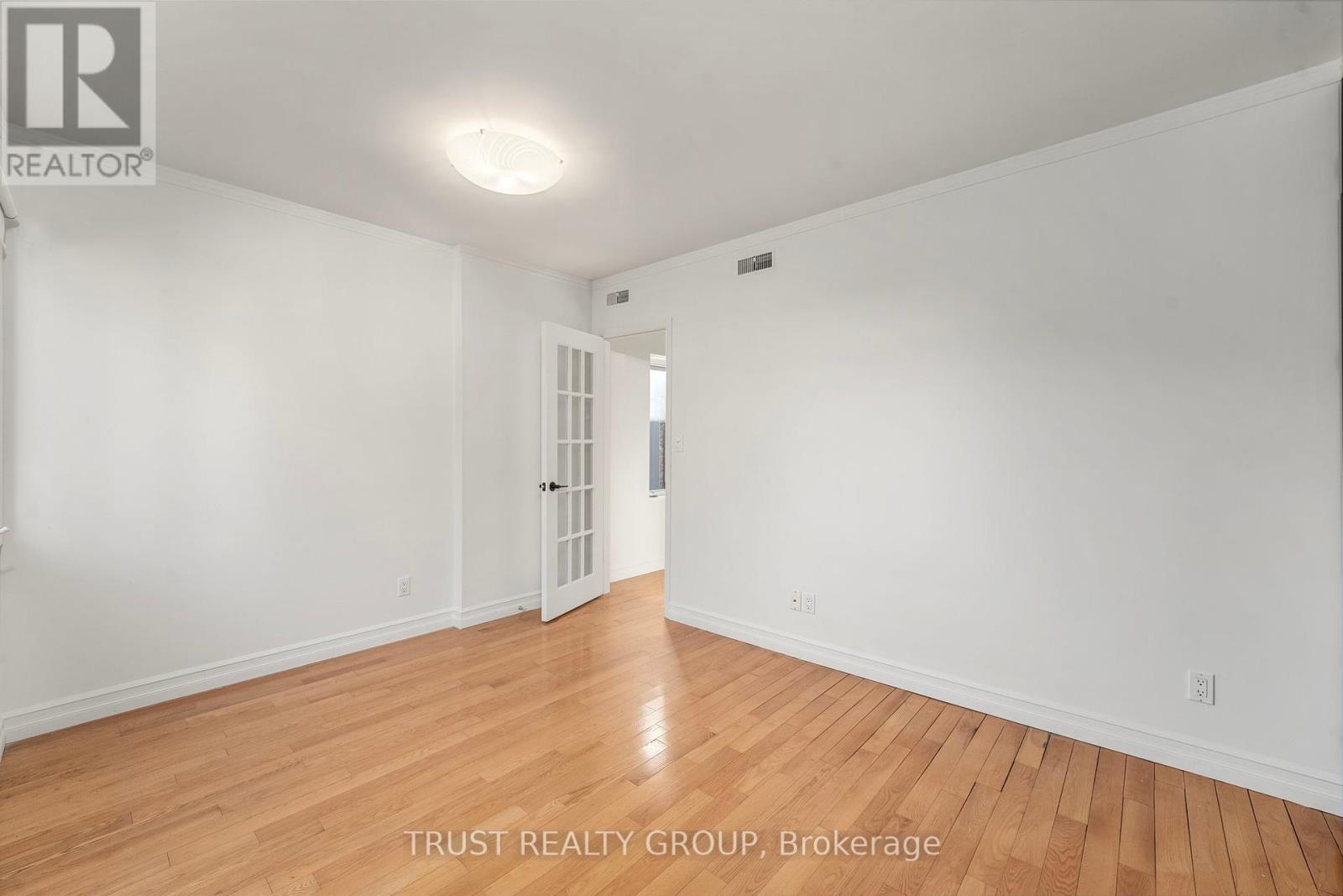 Upper - 73 Indian Road, Toronto, Ontario  M6R 2V5 - Photo 9 - W12461658