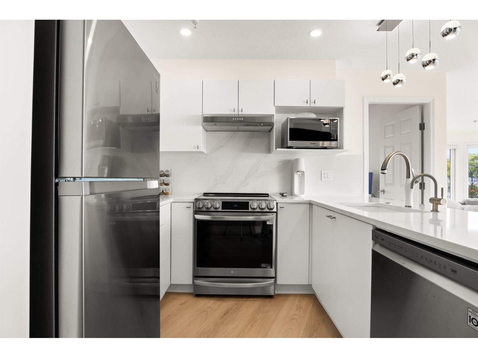 206 1119 Vidal Street, White Rock, British Columbia  V4B 3T4 - Photo 3 - R3058347