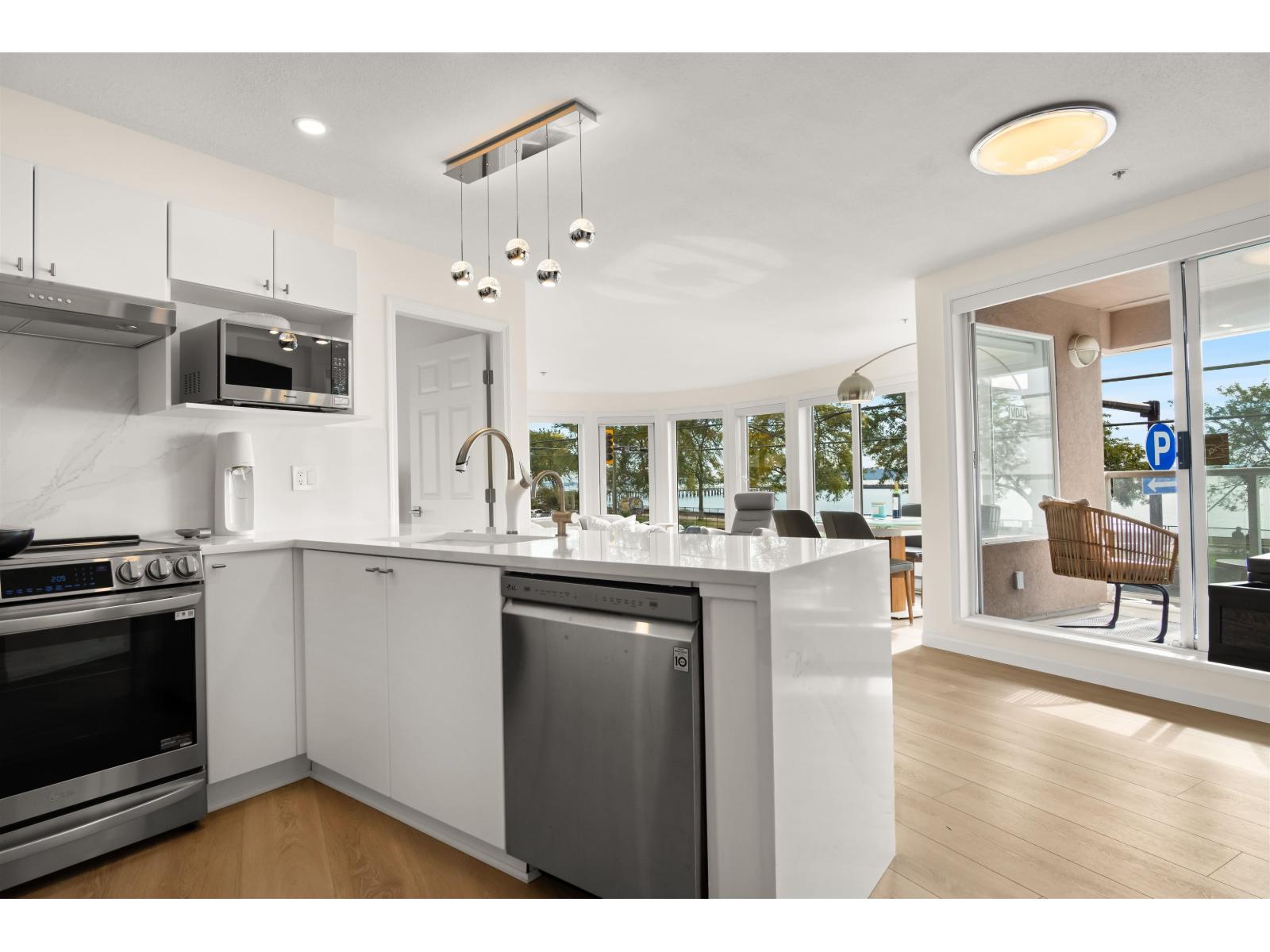 206 1119 Vidal Street, White Rock, British Columbia  V4B 3T4 - Photo 4 - R3058347