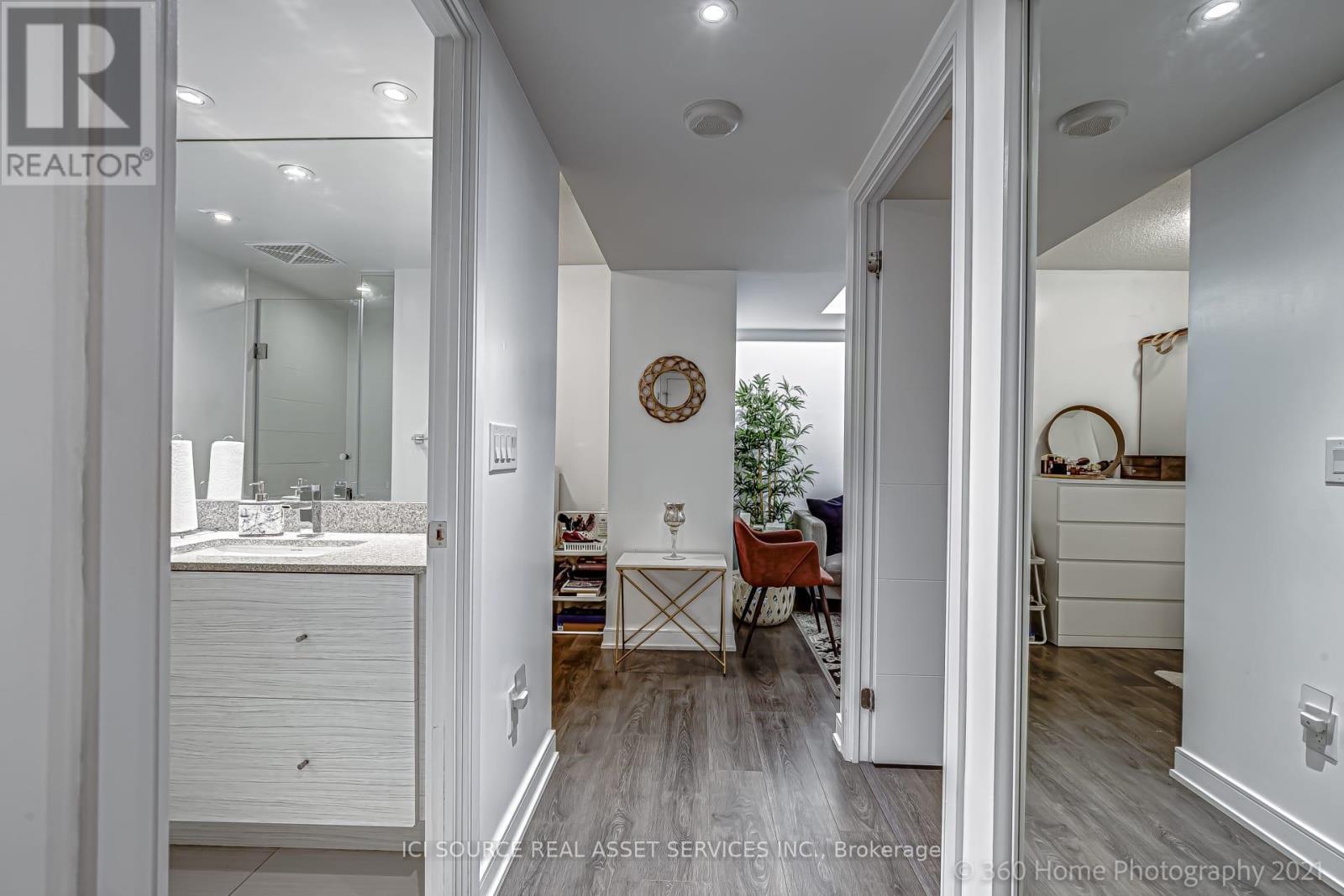 1020 - 525 Adelaide Street W, Toronto, Ontario  M5V 0N7 - Photo 4 - C12461712