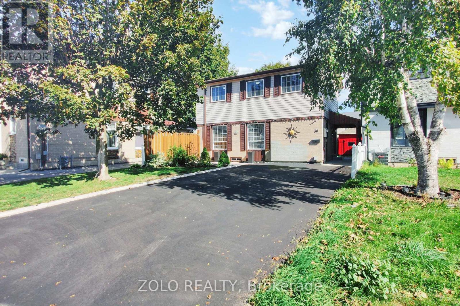 30 Greenbush Court, Brampton, Ontario  L6S 2K2 - Photo 2 - W12461669