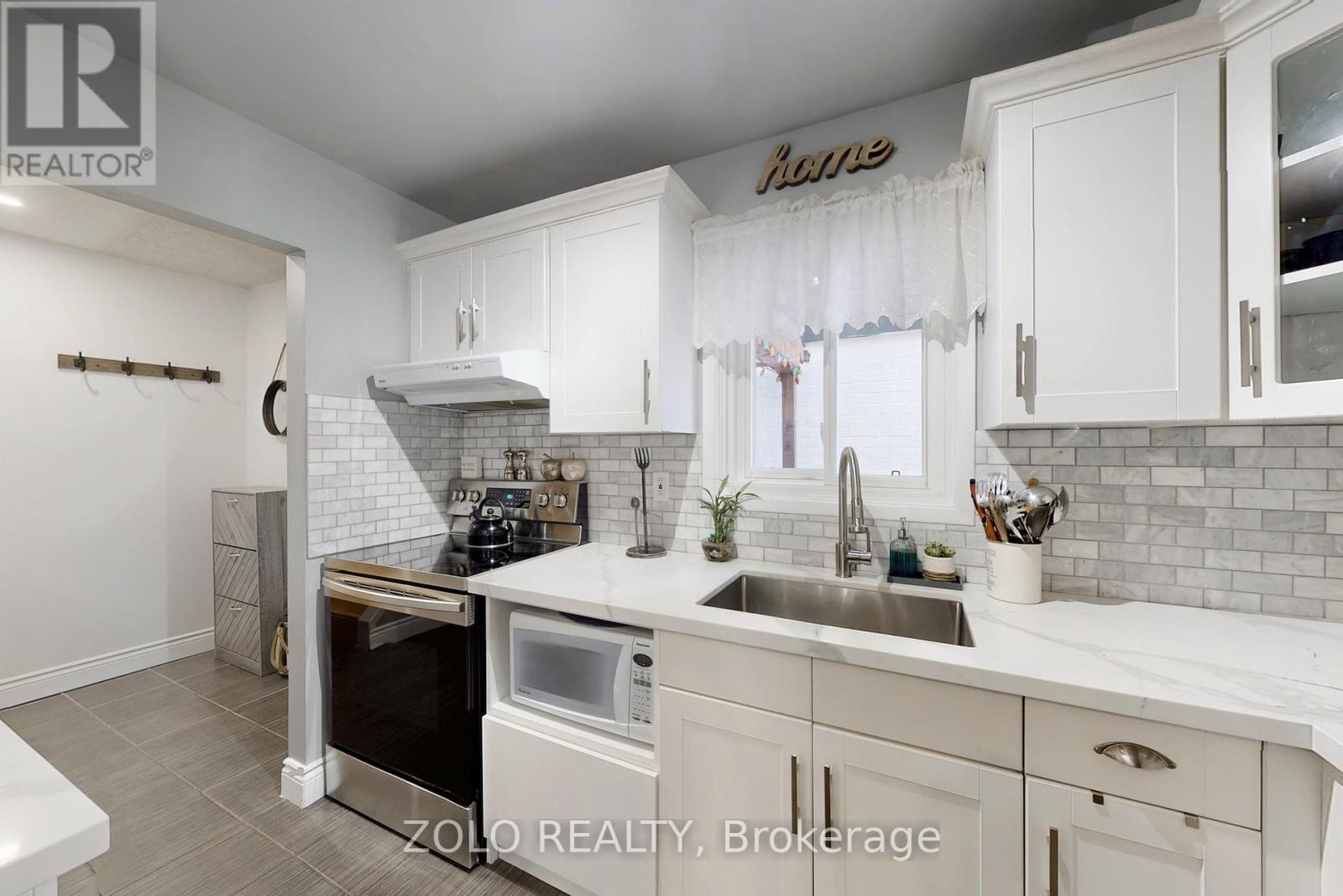 30 Greenbush Court, Brampton, Ontario  L6S 2K2 - Photo 7 - W12461669
