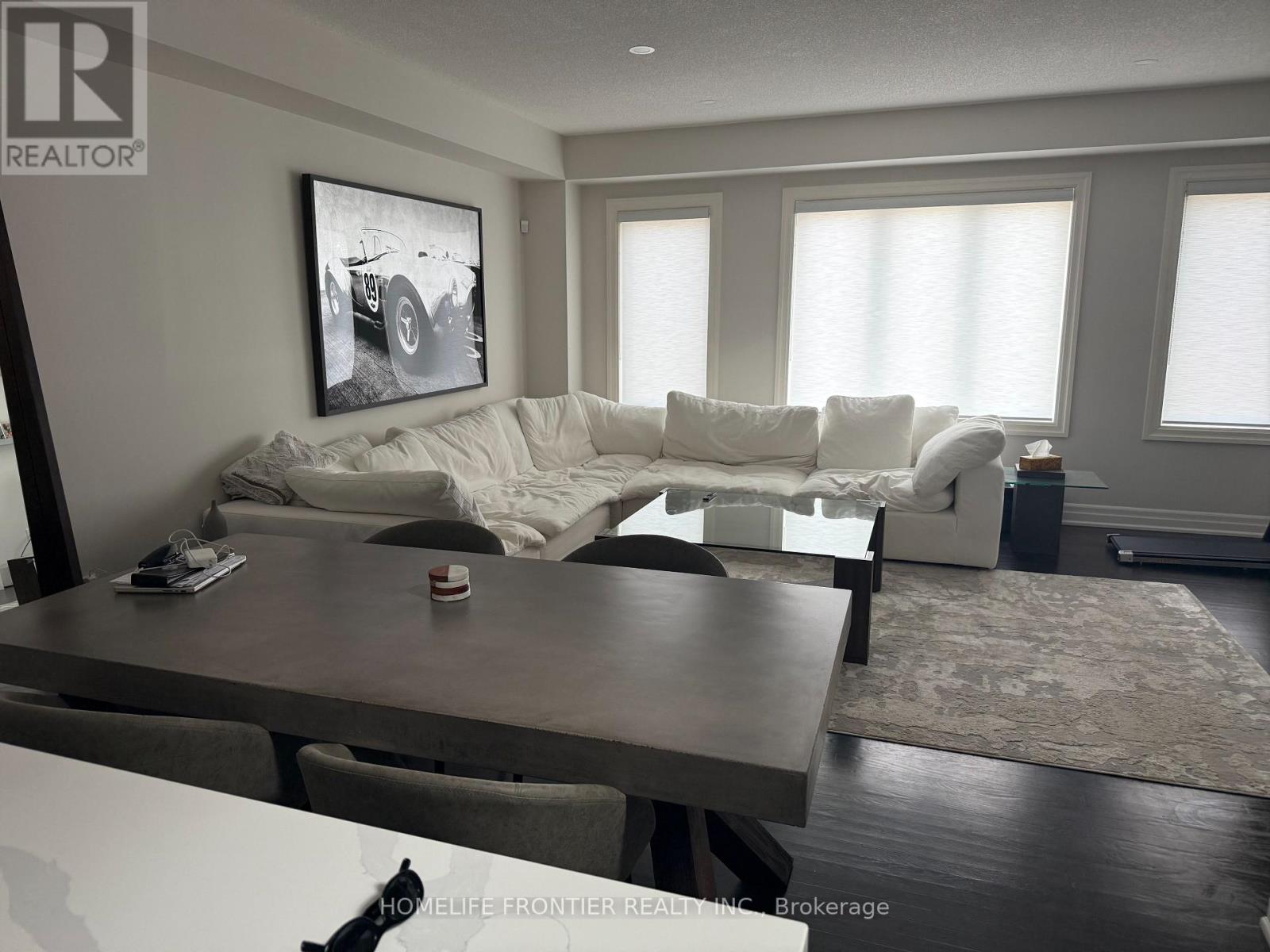 30 Vantage Loop Avenue, Newmarket, Ontario  L3X 0K6 - Photo 2 - N12461683