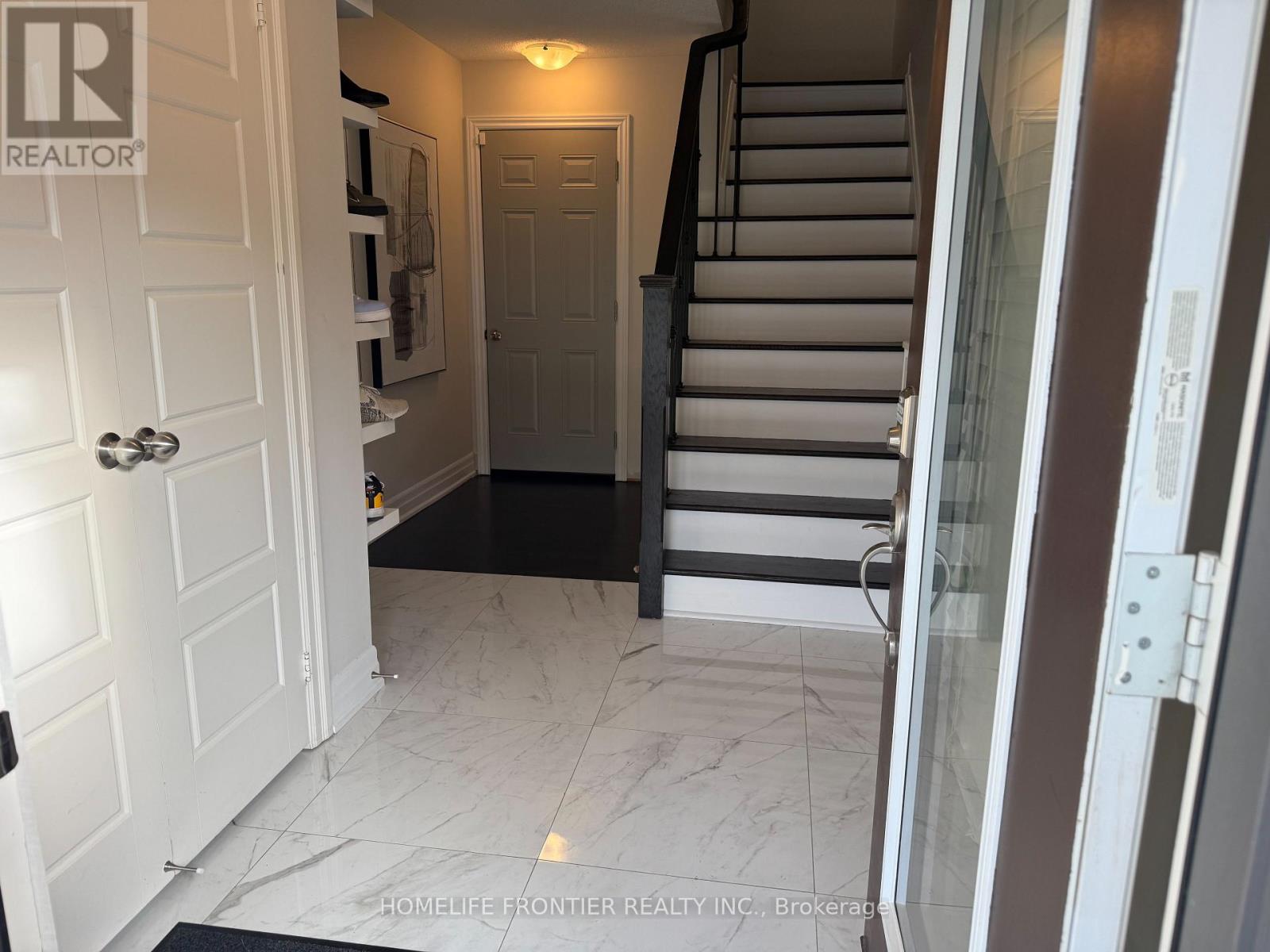 30 Vantage Loop Avenue, Newmarket, Ontario  L3X 0K6 - Photo 5 - N12461683