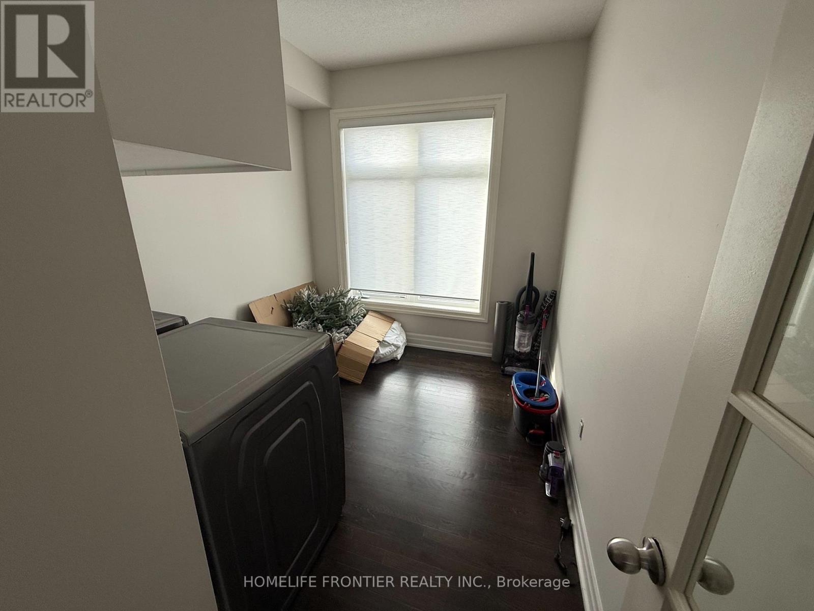 30 Vantage Loop Avenue, Newmarket, Ontario  L3X 0K6 - Photo 7 - N12461683