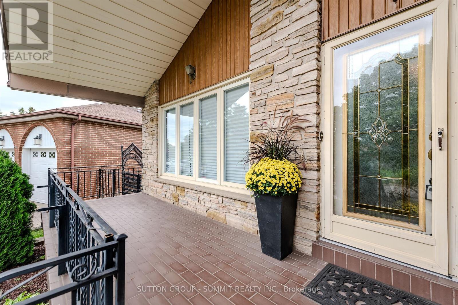 83 Curtis Drive, Brampton, Ontario  L6Y 2J6 - Photo 4 - W12461696