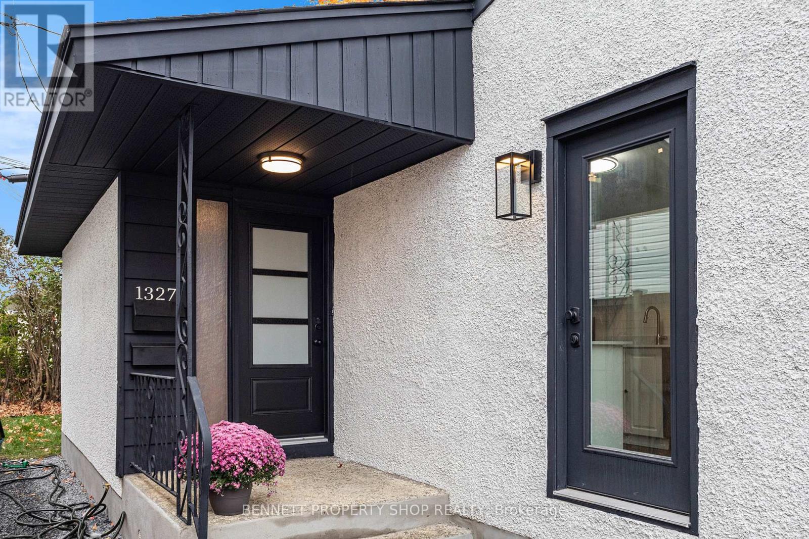1327 Avenue S Avenue, Ottawa, Ontario  K1G 0C4 - Photo 2 - X12461771