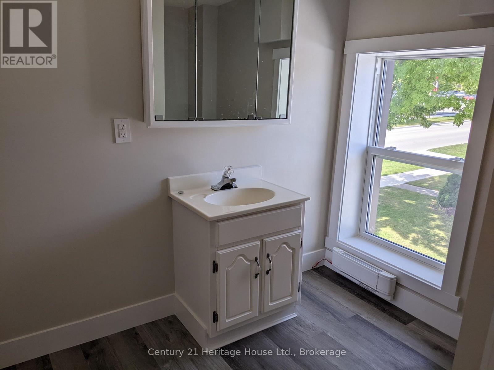 50 Goderich Street E, Huron East (Seaforth), Ontario  N0K 1W0 - Photo 11 - X12461724