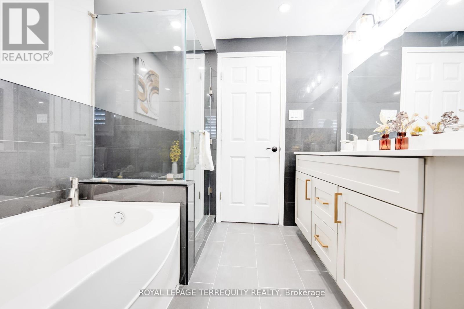 4242 Petersburg Crescent, Mississauga, Ontario  L4Z 2T3 - Photo 19 - W12441329