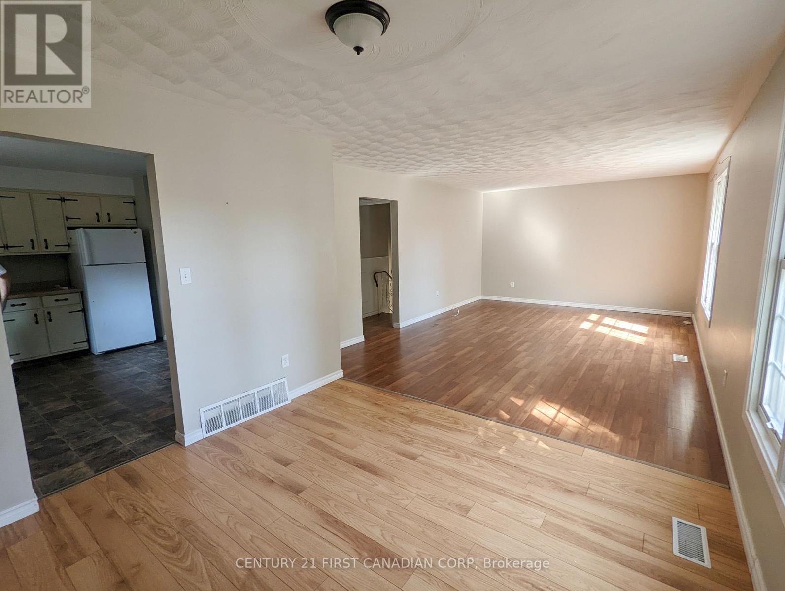 6 Spartan Drive, Brantford, Ontario  N3R 6C7 - Photo 6 - X12461043