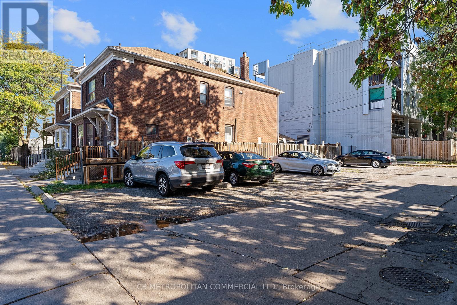 15 Augusta Avenue, Toronto, Ontario  M5T 2K7 - Photo 2 - C12461741