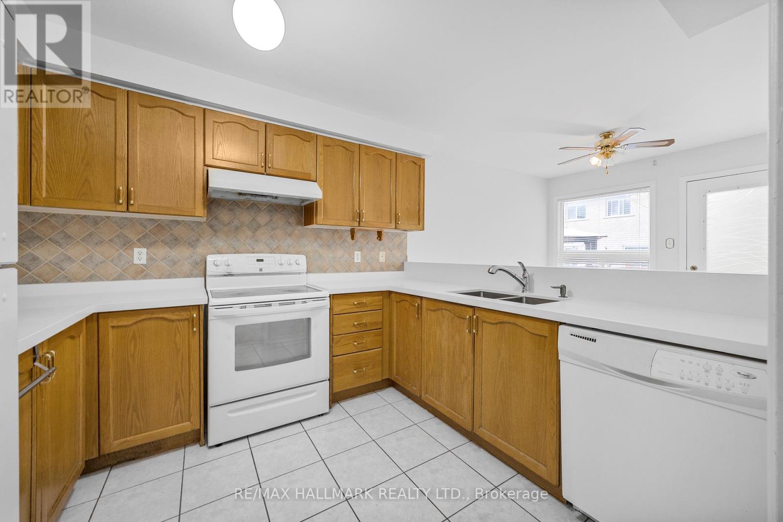 10 Ferris Street, Richmond Hill, Ontario  L4B 4K6 - Photo 2 - N12461734
