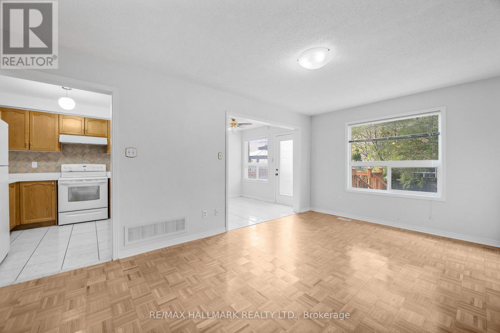 10 Ferris Street, Richmond Hill, Ontario  L4B 4K6 - Photo 3 - N12461734