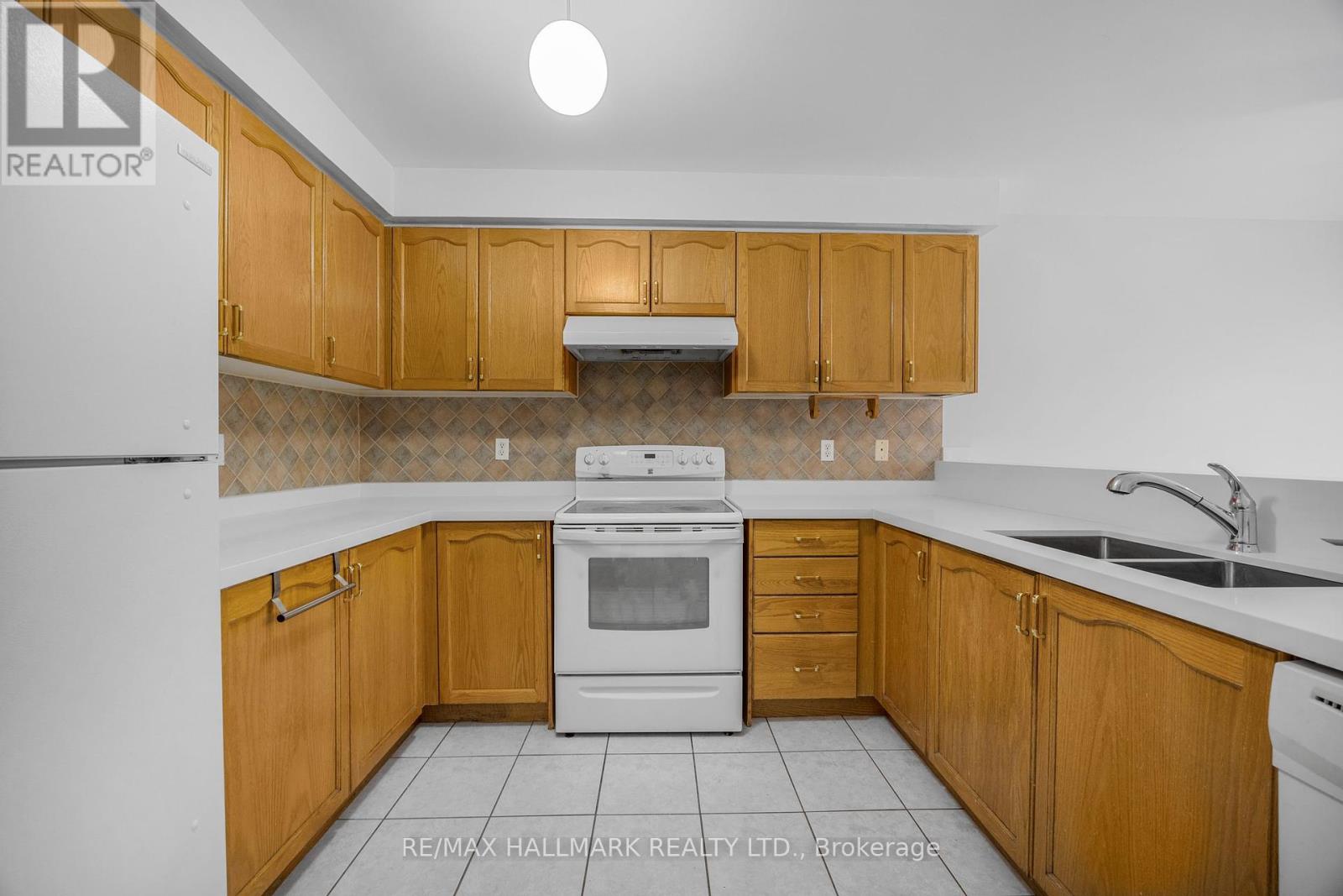 10 Ferris Street, Richmond Hill, Ontario  L4B 4K6 - Photo 4 - N12461734
