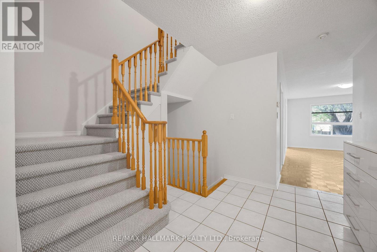 10 Ferris Street, Richmond Hill, Ontario  L4B 4K6 - Photo 5 - N12461734