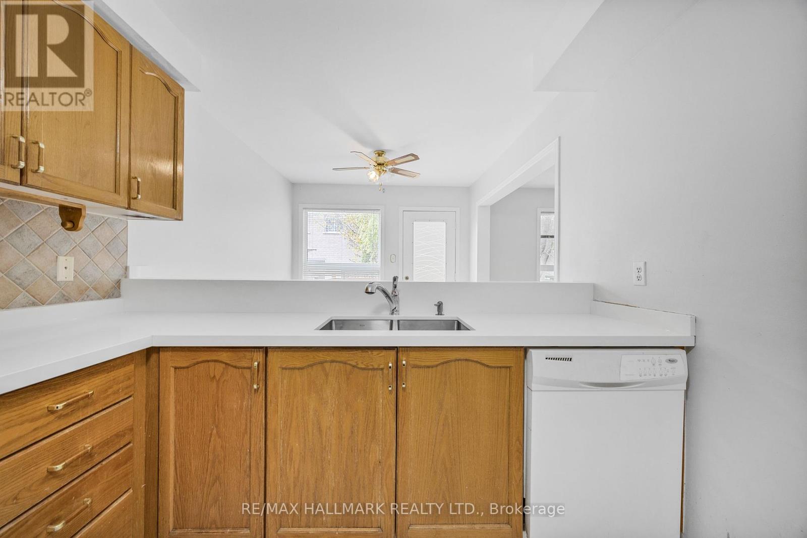10 Ferris Street, Richmond Hill, Ontario  L4B 4K6 - Photo 6 - N12461734