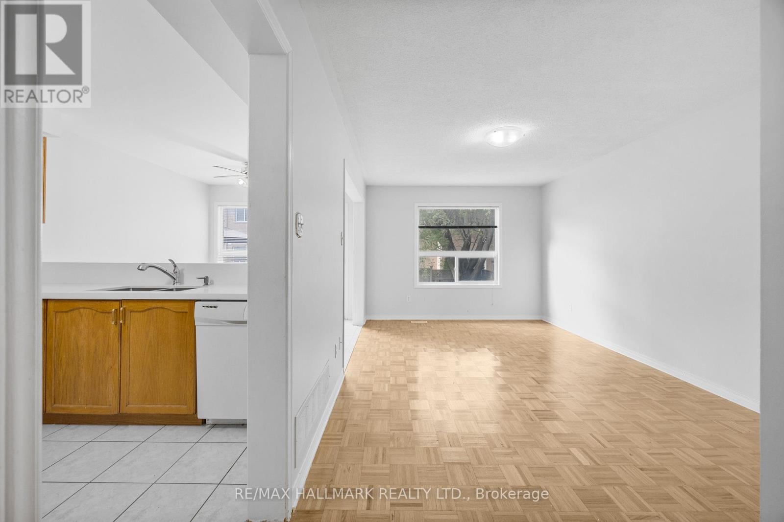 10 Ferris Street, Richmond Hill, Ontario  L4B 4K6 - Photo 8 - N12461734
