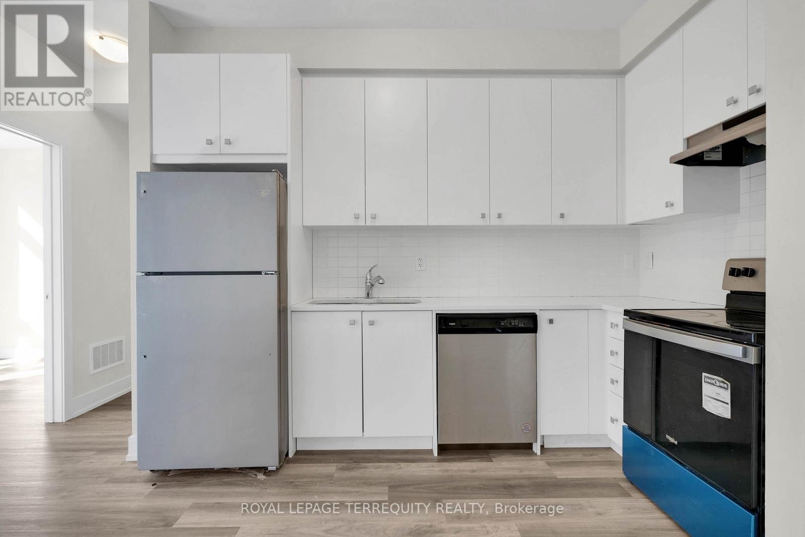 17 - 8 Sayers Lane, Richmond Hill, Ontario  L4E 1J4 - Photo 10 - N12461754