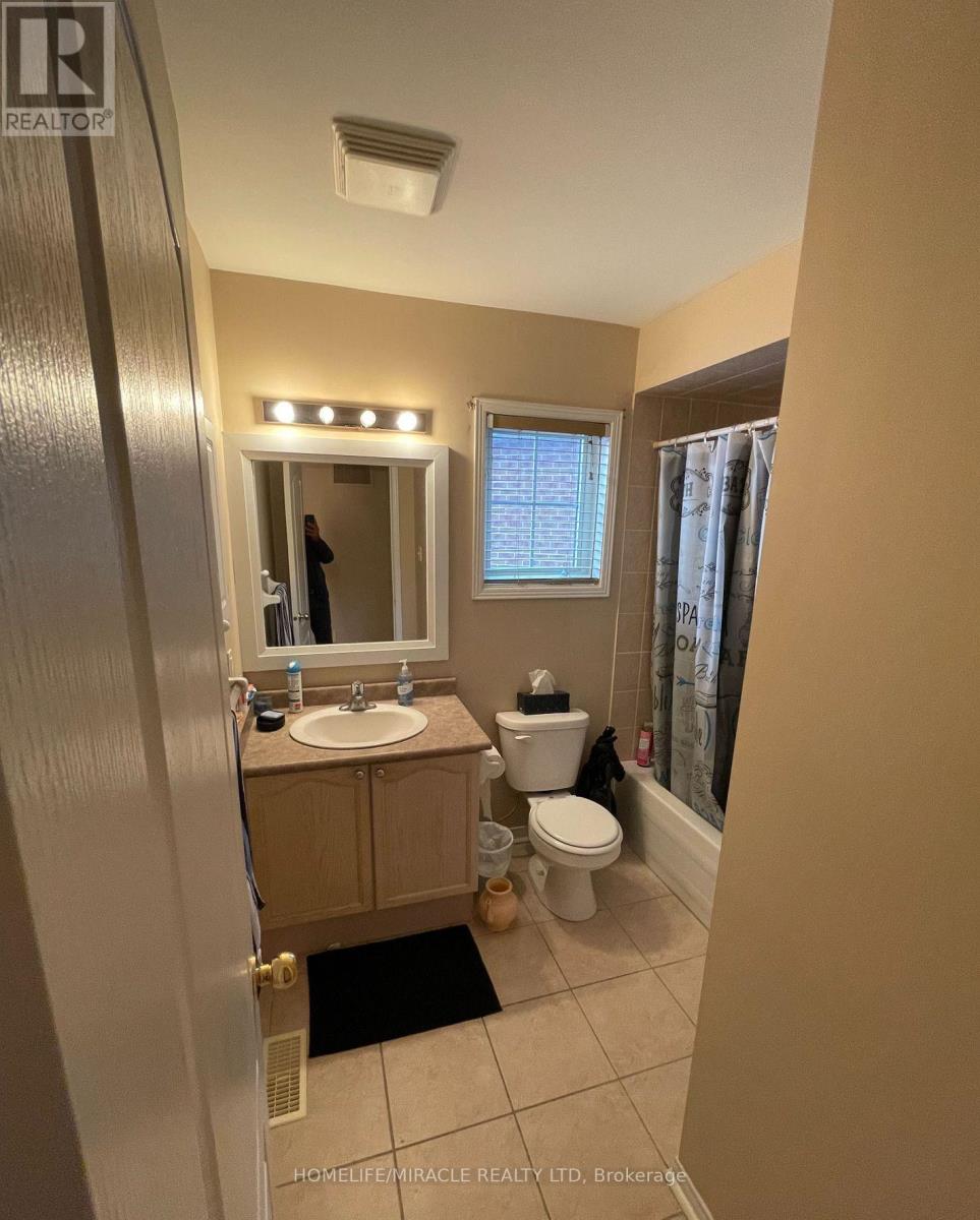 26 Penbridge Circle, Brampton, Ontario  L7A 2P9 - Photo 12 - W12461759