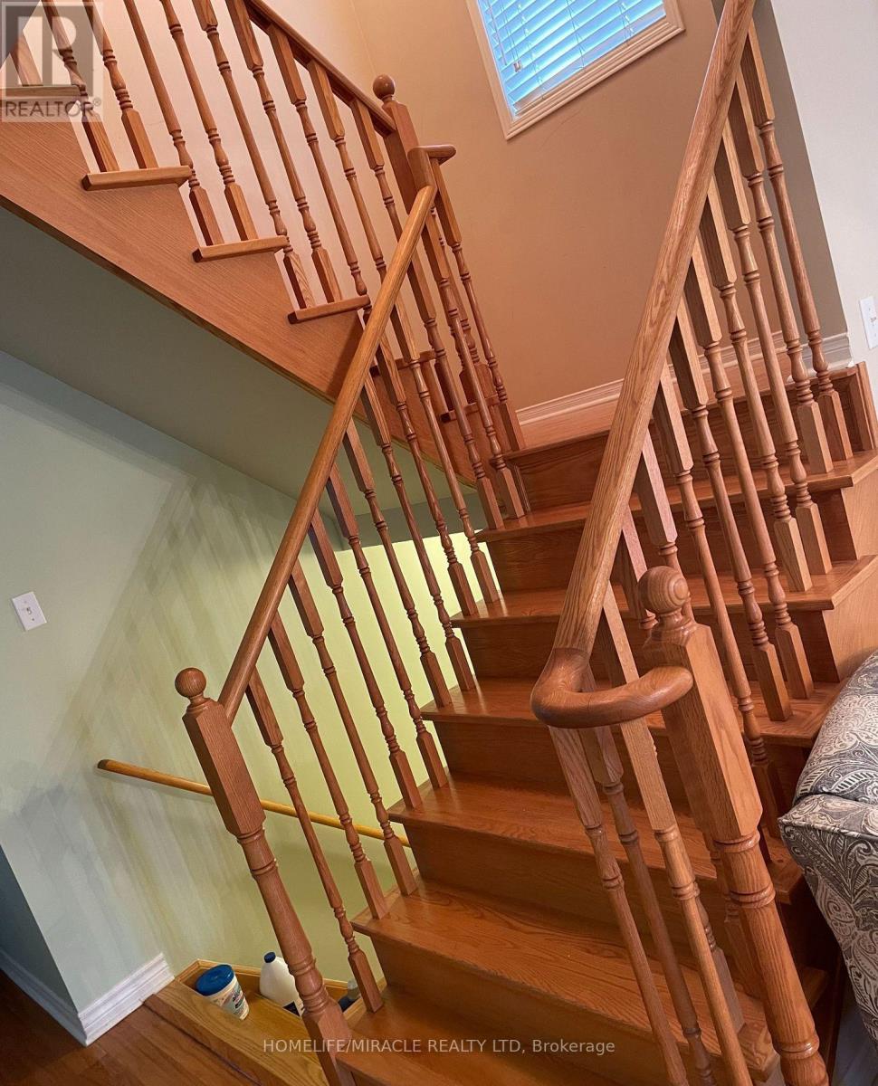 26 Penbridge Circle, Brampton, Ontario  L7A 2P9 - Photo 4 - W12461759