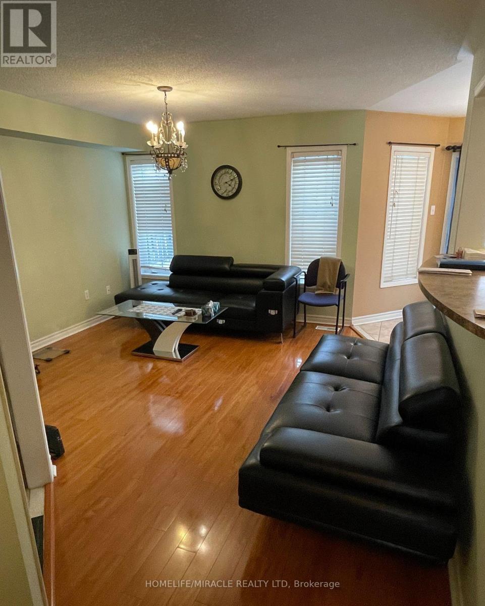 26 Penbridge Circle, Brampton, Ontario  L7A 2P9 - Photo 5 - W12461759