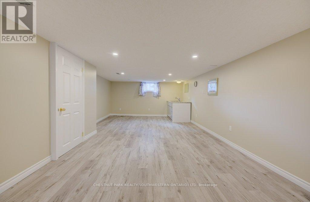 492 Ephraim Street, Kitchener, Ontario  N2B 2C6 - Photo 23 - X12461739